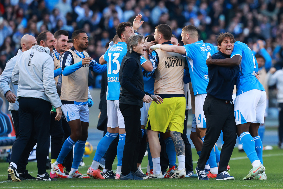 NAPLES, ITALY - MARCH 09: Giacomo Raspadori of Napoli (hidden) celebrates scoring his team's second goal with teammates and staff during the Serie A match between Napoli and Fiorentina at the Stadio Diego Armando Maradona on March 09, 2025 in Naples, Italy. (Photo by Francesco Pecoraro/Getty Images)
