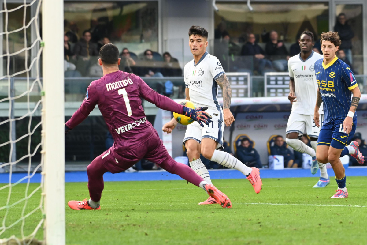 epa11736470 Inter's Joaquin Correa scores the goal 0-1 during the Italian Serie A soccer match Hellas Verona vs Inter FC at Marcantonio Bentegodi stadium in Verona, Italy, 23 November 2024. EPA-EFE/EMANUELE PENNACCHIO