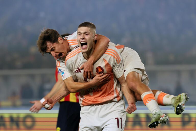 epa11998033 Roma's Artem Dovbyk celebrates scoring the 1-0 goal during the Italian Serie A soccer match between US Lecce and AS Roma, in Lecce, Italy, 29 March 2025. EPA-EFE/ABBONDANZA SCURO LEZZI
