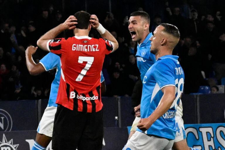 epa12000154 Milans forward Santiago Gimenez reacts after missing to score from the penalty spot during the Italian Serie A soccer match SSC Napoli vs AC Milan at Diego Armando Maradona stadium in Naples, Italy, 30 March 2025. EPA-EFE/CIRO FUSCO