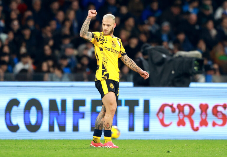 NAPLES, ITALY - MARCH 01: Federico Di Marco of Inter celebrates after scoring his team's opening goal during the Serie A match between Napoli and FC Internazionale at Stadio Diego Armando Maradona on March 01, 2025 in Naples, Italy. (Photo by Francesco Pecoraro/Getty Images)