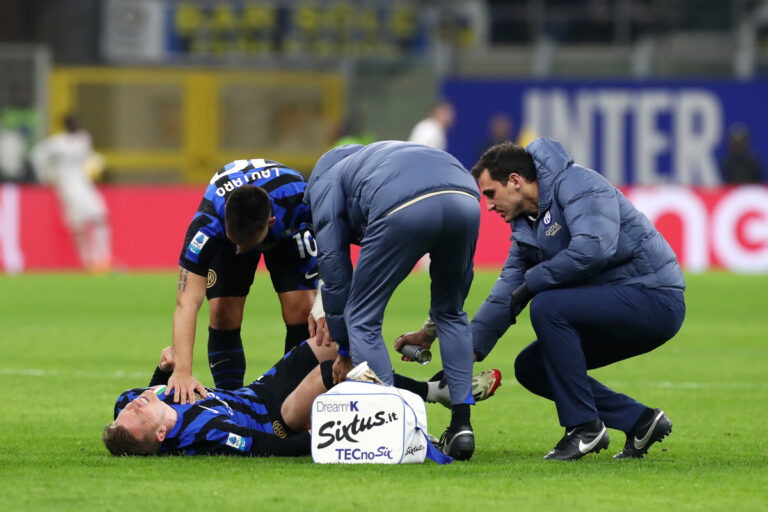 MILAN, ITALY - MARCH 08: Piotr Zielinski of FC Internazionale goes down with an injury and receives medical treatment during the Serie A match between FC Internazionale and Monza at Stadio Giuseppe Meazza on March 08, 2025 in Milan, Italy. (Photo by Marco Luzzani/Getty Images)