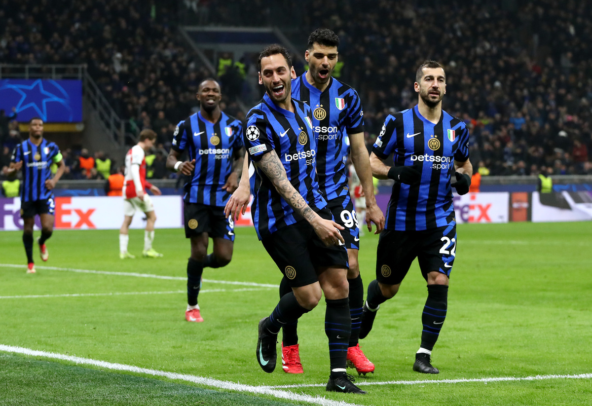 MILAN, ITALY - MARCH 11: Hakan Calhanoglu of FC Internazionale (L) celebrates scoring his team's second goal with teammates Mehdi Taremi (C) and Henrikh Mkhitaryan during the UEFA Champions League 2024/25 Round of 16 Second Leg match between FC Internazionale Milano and Feyenoord at Stadio San Siro on March 11, 2025 in Milan, Italy. (Photo by Marco Luzzani/Getty Images)