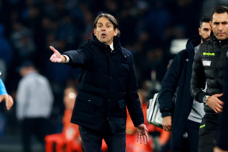 NAPLES, ITALY - MARCH 01: Head coach of Inter Simone Inzaghi gestures during the Serie A match between Napoli and FC Internazionale at Stadio Diego Armando Maradona on March 01, 2025 in Naples, Italy. (Photo by Francesco Pecoraro/Getty Images)