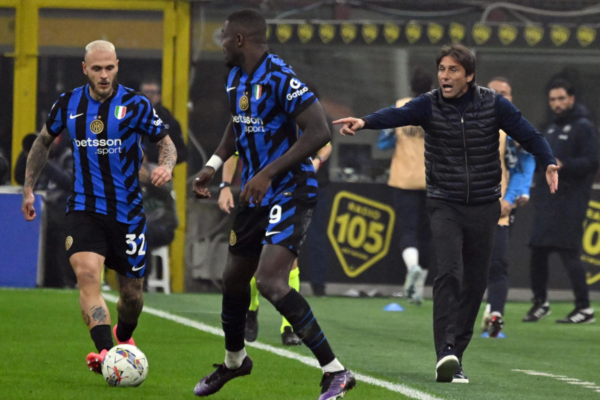 epa11713788 Napoli’s head coach Antonio Conte gestures during the Italian Serie A soccer match between Inter and Napoli at Giuseppe Meazza stadium in Milan, Italy, 10 November 2024. EPA-EFE/NICOLA MARFISI