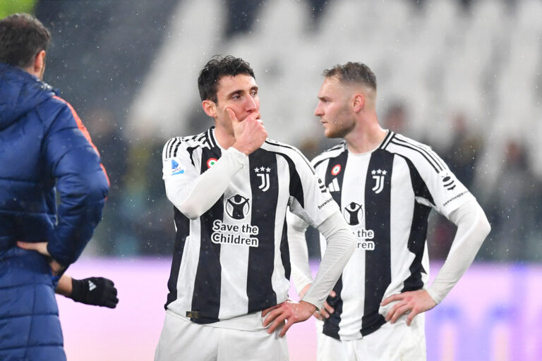 TURIN, ITALY - MARCH 09: Andrea Cambiaso and Teun Koopmeiners of Juventus look dejected after the team's defeat in the Serie A match between Juventus and Atalanta at the Allianz Stadium on March 09, 2025 in Turin, Italy. (Photo by Valerio Pennicino/Getty Images)