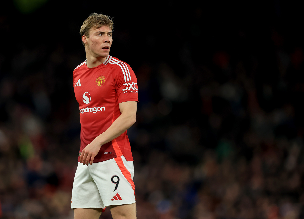 Man United make Hojlund and Zirkzee transfer decisions as Juventus loom – report 7 MANCHESTER, ENGLAND - MARCH 13: Rasmus Hojlund of Manchester United during the UEFA Europa League 2024/25 Round of 16 Second Leg match between Manchester United and Real Sociedad de Futbol at Old Trafford on March 13, 2025 in Manchester, England. (Photo by Carl Recine/Getty Images)