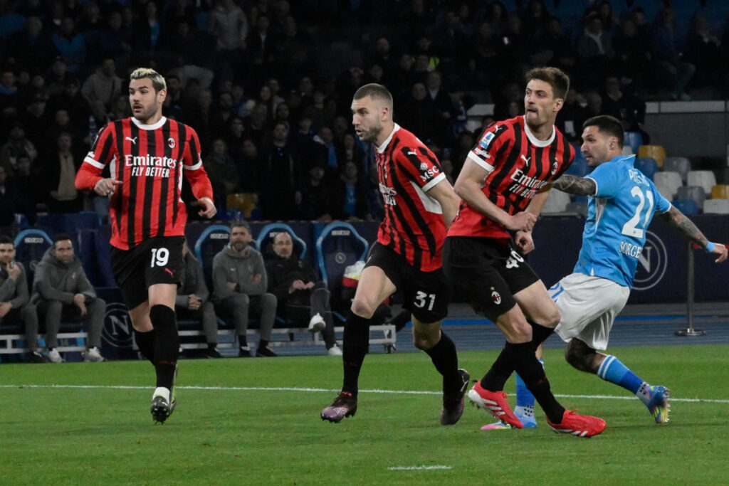 epa11999974 Napoli's forward Matteo Politano (R) scores a goal during the Italian Serie A soccer match SSC Napoli vs AC Milan at Diego Armando Maradona stadium in Naples, Italy, 30 March 2025. EPA-EFE/CIRO FUSCO