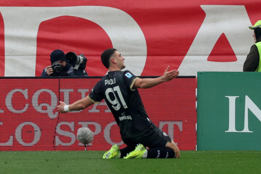 epa11807162 Cagliari's forward Roberto Piccoli jubilates after scoring a goal during the Italian Serie A soccer match between AC Monza and Cagliari at U-Power Stadium in Monza, Italy, 05 January 2025. EPA-EFE/ROBERTO BREGANI
