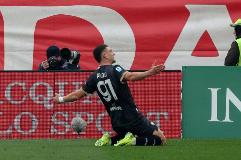 epa11807162 Cagliari's forward Roberto Piccoli jubilates after scoring a goal during the Italian Serie A soccer match between AC Monza and Cagliari at U-Power Stadium in Monza, Italy, 05 January 2025. EPA-EFE/ROBERTO BREGANI