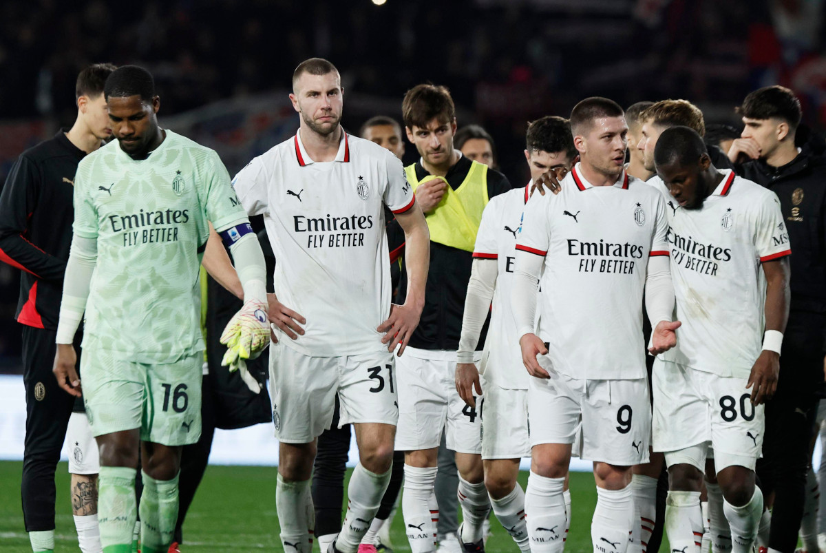 epa11928998 Milan's players show their dejection at the end of the Italian Serie A soccer match Bologna FC vs AC Milan at Renato Dall'Ara stadium in Bologna, Italy, 27 February 2025. EPA-EFE/ELISABETTA BARACCHI