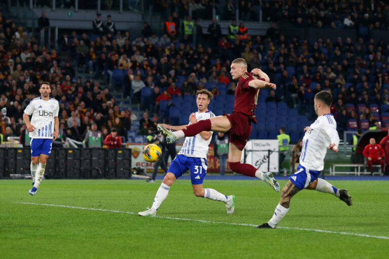 ROME, ITALY - MARCH 02: Artem Dovbyk of AS Roma scores his team's second goal during the Serie A match between AS Roma and Como at Stadio Olimpico on March 02, 2025 in Rome, Italy. (Photo by Paolo Bruno/Getty Images)