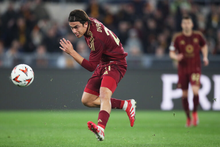ROME, ITALY - FEBRUARY 20: Paulo Dybala of AS Roma scores his team's first goal during the UEFA Europa League 2024/25 League Knockout Play-off Second Leg match between AS Roma and FC Porto at Stadio Olimpico on February 20, 2025 in Rome, Italy. (Photo by Paolo Bruno/Getty Images)
