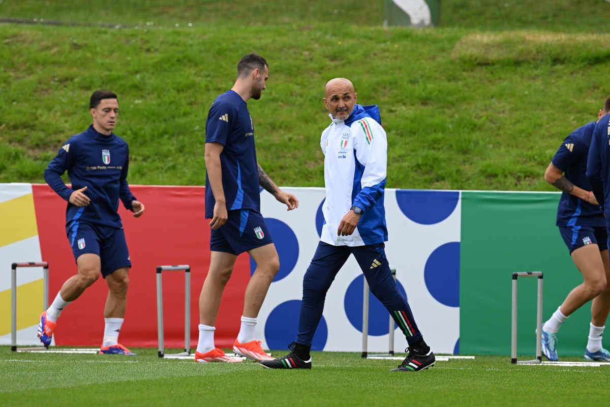 Spalletti storms out of press conference after confirming Italy departure 13 ISERLOHN, GERMANY - JUNE 21: Head coach Italy Luciano Spalletti looks on during a Italy training session at Hemberg-Stadion on June 21, 2024 in Iserlohn, Germany. (Photo by Claudio Villa/Getty Images for FIGC)