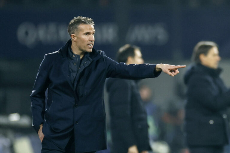 epa11942874 Feyenoord coach Robin van Persie gestures during the UEFA Champions League Round of 16 soccer match between Feyenoord and Inter at Feyenoord Stadium de Kuip in Rotterdam, Netherlands, 05 March 2025. EPA-EFE/KOEN VAN WEEL