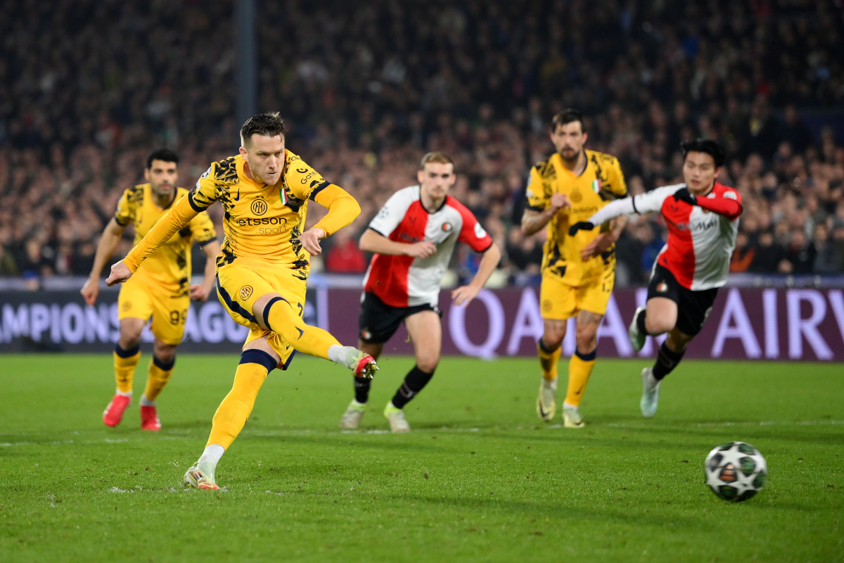 ROTTERDAM, NETHERLANDS - MARCH 05: Piotr Zielinski of FC Internazionale shoots and misses a penalty kick during the UEFA Champions League 2024/25 Round of 16 first leg match between Feyenoord and FC Internazionale Milano at De Kuip on March 05, 2025 in Rotterdam, Netherlands. (Photo by Justin Setterfield/Getty Images)