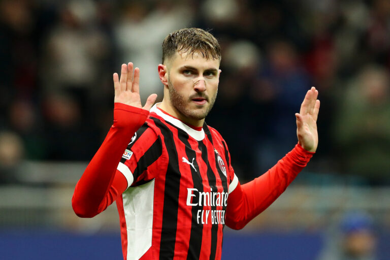 MILAN, ITALY - FEBRUARY 18: Santiago Gimenez of AC Milan celebrates scoring his team's first goal during the UEFA Champions League 2024/25 League Knockout Play-off second leg match between AC Milan and Feyenoord at San Siro Stadium on February 18, 2025 in Milan, Italy. (Photo by Marco Luzzani/Getty Images)