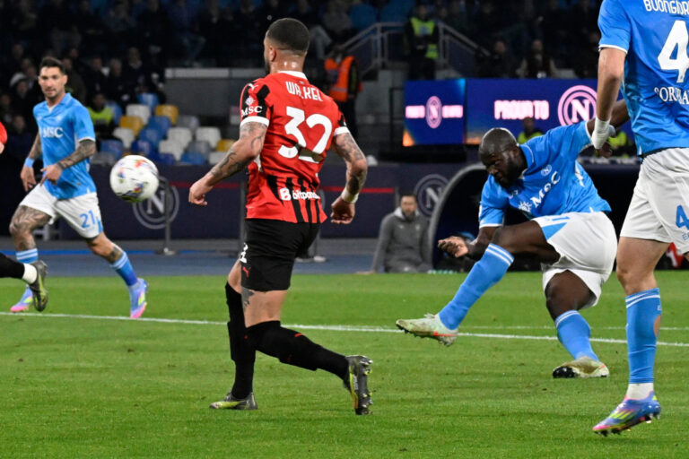 epa12000004 Napoli's forward Romelu Lukaku scores the 2-0 lead during the Italian Serie A soccer match SSC Napoli vs AC Milan at Diego Armando Maradona stadium in Naples, Italy, 30 March 2025. EPA-EFE/CIRO FUSCO