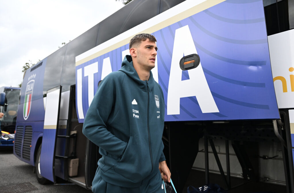 ROME, ITALY - MARCH 18: Lorenzo Lucca of Italy arrives before a Italy training session at Centro Sportivo Giulio Onesti on March 18, 2024 in Rome, Italy. (Photo by Claudio Villa/Getty Images) (Inter links)