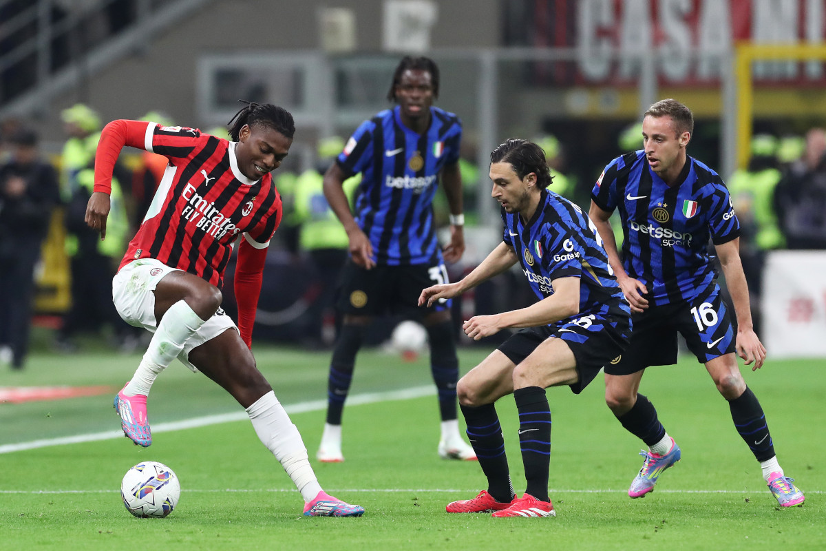 MILAN, ITALY - APRIL 02: Rafael Leao of AC Milan controls the ball ahead of Matteo Darmian of FC Internazionale during the Coppa Italia Semi Final match between AC Milan and FC Internazionale at Stadio Giuseppe Meazza on April 02, 2025 in Milan, Italy. (Photo by Marco Luzzani/Getty Images)