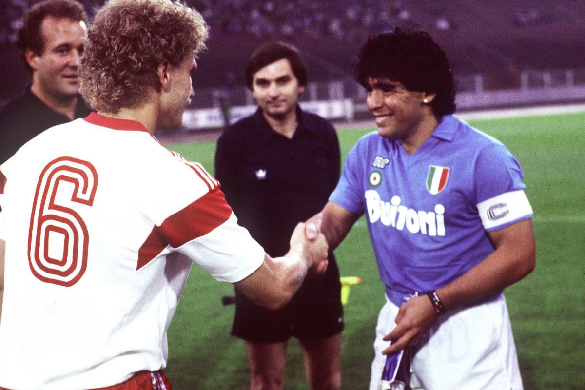 HAMBURG, GERMANY - AUGUST 13: Freundschaftsspiel 1987, Hamburg; Hamburger SV - SSC Napoli; Thomas VON HEESEN/HSV, Diego MARADONA/Neapel (Photo by Bongarts/Getty Images)