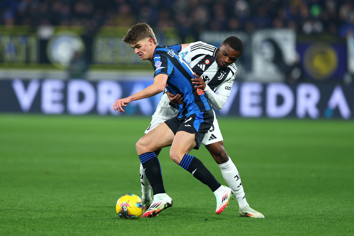 Milan will sell Kalulu to Juventus and Pellegrino to Boca Juniors 6 Charles De Ketelaere of Atalanta BC is challenged by Pierre Kalulu of Juventus FC during the Serie A match between Atalanta and Juventus at Gewiss Stadium on January 14, 2025 in Bergamo, Italy. (Photo by Francesco Scaccianoce/Getty Images)