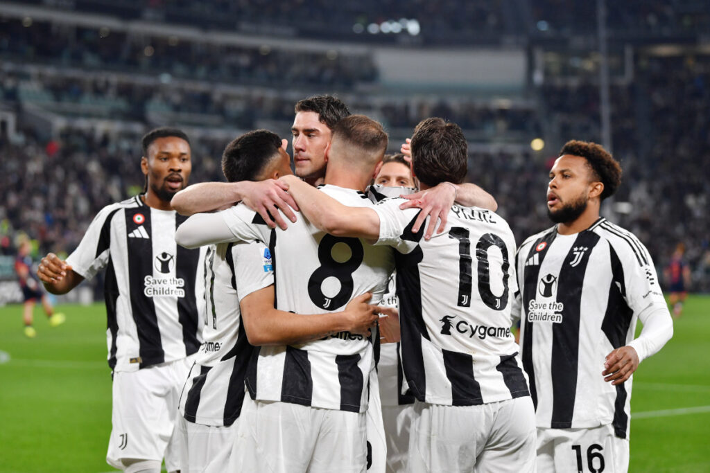 TURIN, ITALY - APRIL 12: Teun Koopmeiners of Juventus celebrates scoring his team's first goal with teammates during the Serie A match between Juventus and Lecce at Allianz Stadium on April 12, 2025 in Turin, Italy. (Photo by Valerio Pennicino/Getty Images)