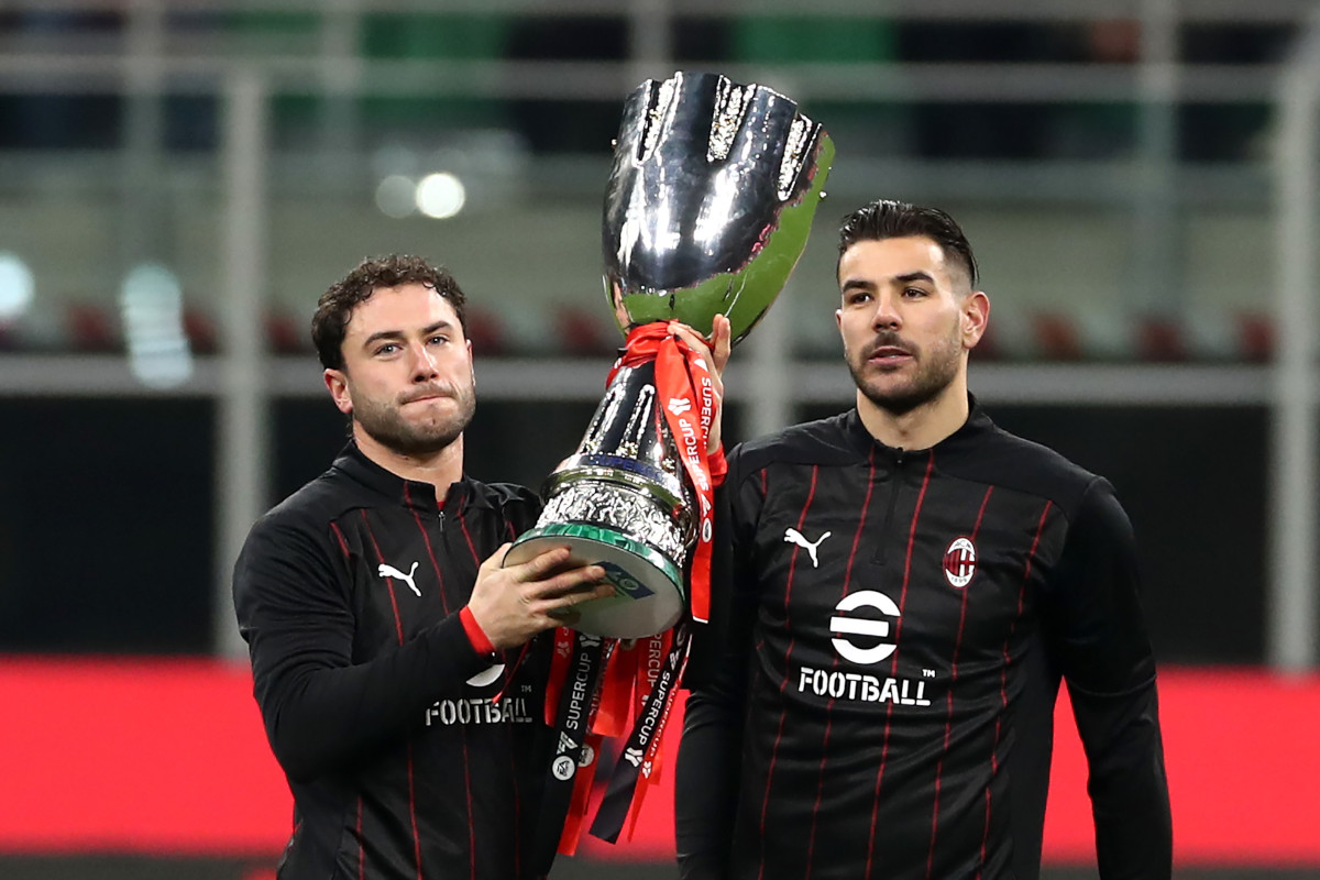 Supercoppa Italiana dates official, Milan vs. Como ‘could be played abroad’ 4 MILAN, ITALY - JANUARY 11: Davide Calabria and Theo Hernandez of AC Milan hold up the Italian super cup prior to the Serie A match between AC Milan and Cagliari at Stadio Giuseppe Meazza on January 11, 2025 in Milan, Italy. (Photo by Marco Luzzani/Getty Images)