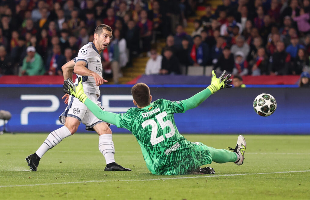 BARCELONA, SPAIN - APRIL 30: Henrikh Mkhitaryan of FC Internazionale scores a goal past Wojciech Szczesny of FC Barcelona that is later disallowed due to an offside offence during the UEFA Champions League 2024/25 Semi Final First Leg match between FC Barcelona and FC Internazionale Milano at Estadi Olimpic Lluis Companys on April 30, 2025 in Barcelona, Spain. (Photo by Carl Recine/Getty Images)