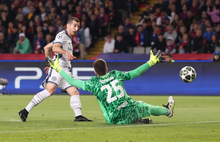 BARCELONA, SPAIN - APRIL 30: Henrikh Mkhitaryan of FC Internazionale scores a goal past Wojciech Szczesny of FC Barcelona that is later disallowed due to an offside offence during the UEFA Champions League 2024/25 Semi Final First Leg match between FC Barcelona and FC Internazionale Milano at Estadi Olimpic Lluis Companys on April 30, 2025 in Barcelona, Spain. (Photo by Carl Recine/Getty Images)