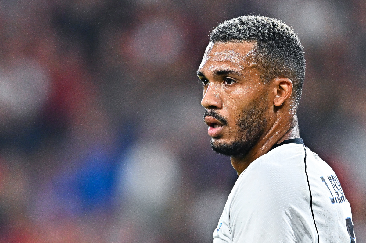 Official: Juan Jesus extends Napoli contract for 2025-26 season 4 GENOA, ITALY - SEPTEMBER 16: Juan Jesus of Napoli looks on during the Serie A TIM match between Genoa CFC and SSC Napoli at Stadio Luigi Ferraris on September 16, 2023 in Genoa, Italy. (Photo by Simone Arveda/Getty Images)