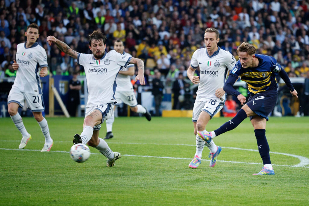 epa12011977 Parma's Jacob Ondrejka scores the 2-2 goal during the Italian Serie A soccer match Parma Calcio vs FC Internazionale at Ennio Tardini stadium in Parma, Italy, 5 April 2025. EPA-EFE/ELISABETTA BARACCHI