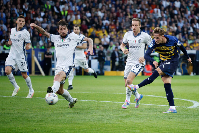 epa12011977 Parma's Jacob Ondrejka scores the 2-2 goal during the Italian Serie A soccer match Parma Calcio vs FC Internazionale at Ennio Tardini stadium in Parma, Italy, 5 April 2025. EPA-EFE/ELISABETTA BARACCHI