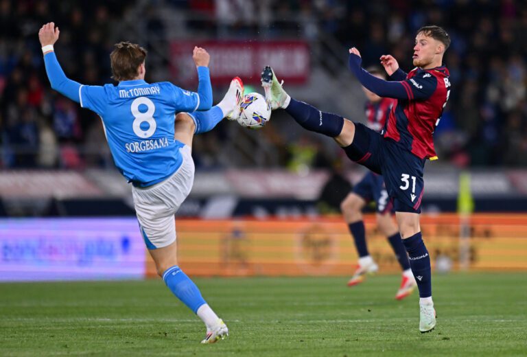 BOLOGNA, ITALY - APRIL 07: Scott McTominay of Napoli competes for the ball against Sam Beukema of Bologna during the Serie A match between Bologna and Napoli at Stadio Renato Dall'Ara on April 07, 2025 in Bologna, Italy. (Photo by Alessandro Sabattini/Getty Images)