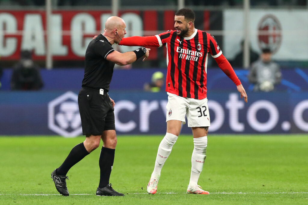 MILAN, ITALY - FEBRUARY 18: Kyle Walker of AC Milan reacts towards referee Szymon Marciniak during the UEFA Champions League 2024/25 League Knockout Play-off second leg match between AC Milan and Feyenoord at San Siro Stadium on February 18, 2025 in Milan, Italy. (Photo by Marco Luzzani/Getty Images)