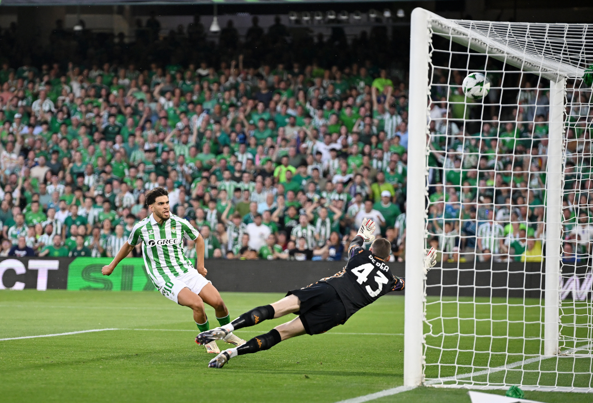 Conference League | Real Betis 2-1 Fiorentina: Ranieri gives Viola hope 121 SEVILLE, SPAIN - MAY 01: Abde Ezzalzouli of Real Betis scores his team's first goal past David De Gea of Fiorentina during the UEFA Conference League 2024/25 Semi Final First Leg match between Real Betis Balompie and ACF Fiorentina at Estadio Benito Villamarin on May 01, 2025 in Seville, Spain. (Photo by Denis Doyle/Getty Images)