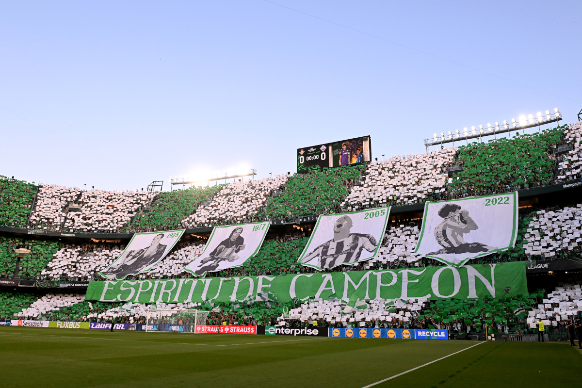 Conference League | Real Betis 2-1 Fiorentina: Ranieri gives Viola hope 120 SEVILLE, SPAIN - MAY 01: General view inside the stadium as Real Betis fans hold up banners prior to the UEFA Conference League 2024/25 Semi Final First Leg match between Real Betis Balompie and ACF Fiorentina at Estadio Benito Villamarin on May 01, 2025 in Seville, Spain. (Photo by Denis Doyle/Getty Images)