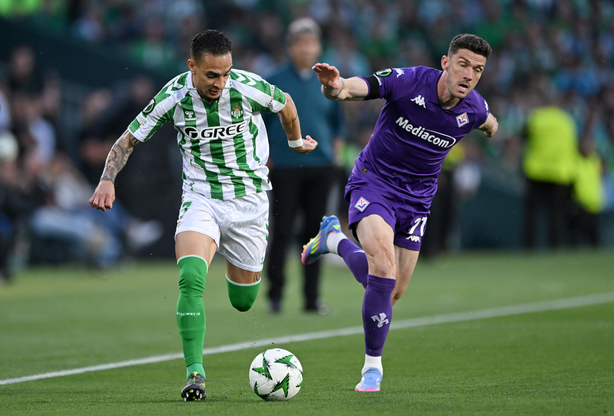Conference League | Real Betis 2-1 Fiorentina: Ranieri gives Viola hope 122 SEVILLE, SPAIN - MAY 01: Antony of Real Betis is challenged by Robin Gosens of Fiorentina during the UEFA Conference League 2024/25 Semi Final First Leg match between Real Betis Balompie and ACF Fiorentina at Estadio Benito Villamarin on May 01, 2025 in Seville, Spain. (Photo by Denis Doyle/Getty Images)