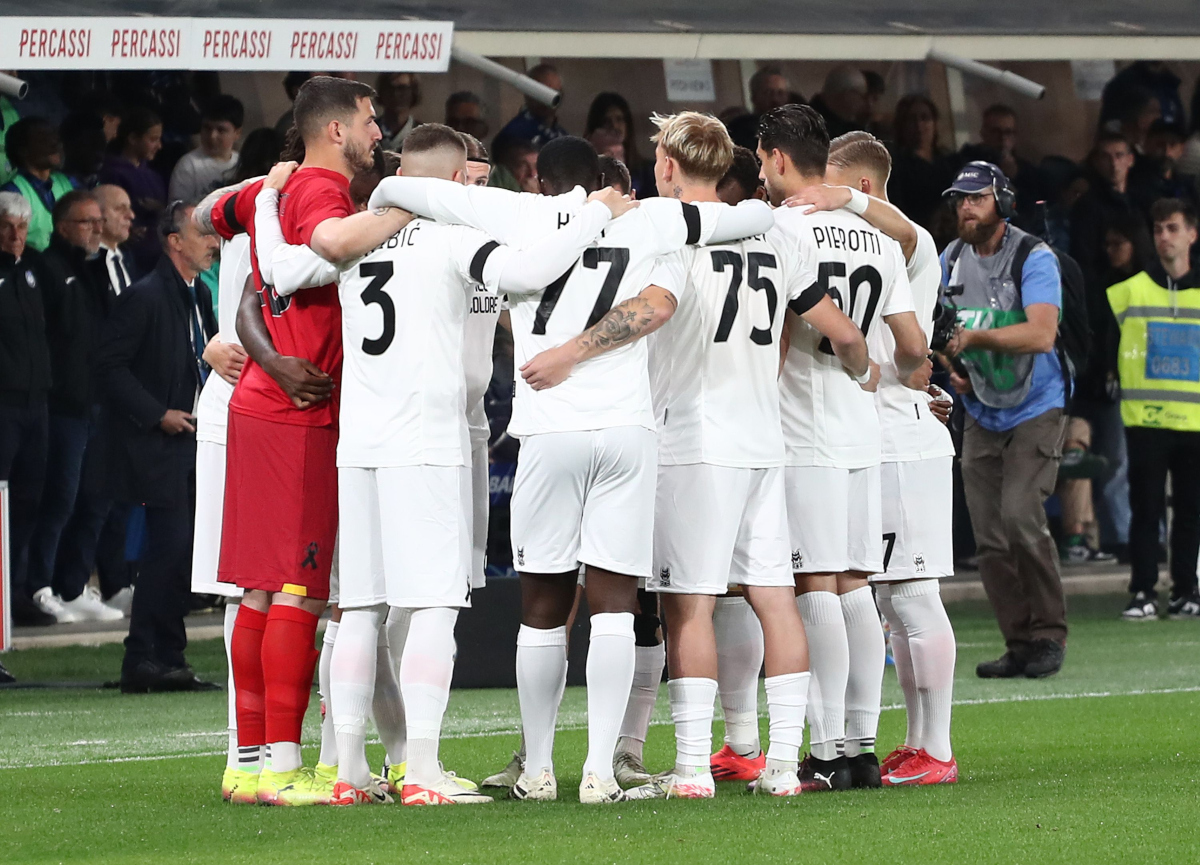 Lecce pay tribute to beloved physio ahead of big Napoli match 7 BERGAMO, ITALY - APRIL 27: US Lecce players wear a special shirt in memory of US Lecce physiotherapist Graziano Fiorita during the Serie A match between Atalanta BC and US Lecce at Gewiss Stadium on April 27, 2025 in Bergamo, Italy. (Photo by Marco Luzzani/Getty Images)