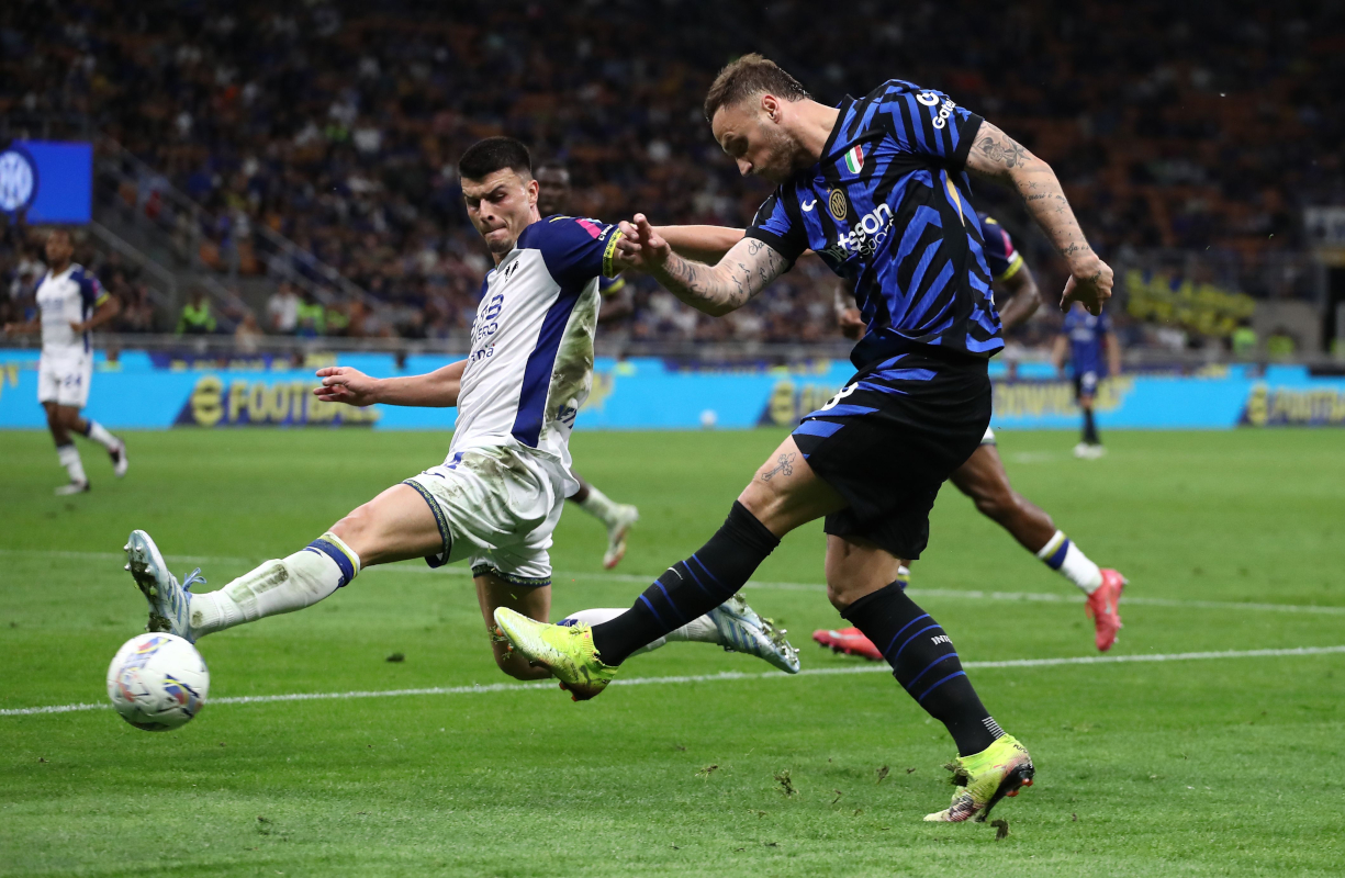Serie A | Inter 1-0 Verona: Asllani penalty is just enough 137 MILAN, ITALY - MAY 03: Marko Arnautovic of FC Internazionale is challenged by Flavius Daniliuc of Hellas Verona FC during the Serie A match between FC Internazionale and Hellas Verona FC at Stadio Giuseppe Meazza on May 03, 2025 in Milan, Italy. (Photo by Marco Luzzani/Getty Images)