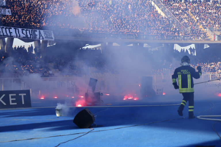 LECCE, ITALY - MAY 03: A smokes bomb are thrown on the pitch in protest by Lecce fans during the Serie A match between Lecce and Napoli at Stadio Via del Mare on May 03, 2025 in Lecce, Italy. (Photo by Maurizio Lagana/Getty Images)