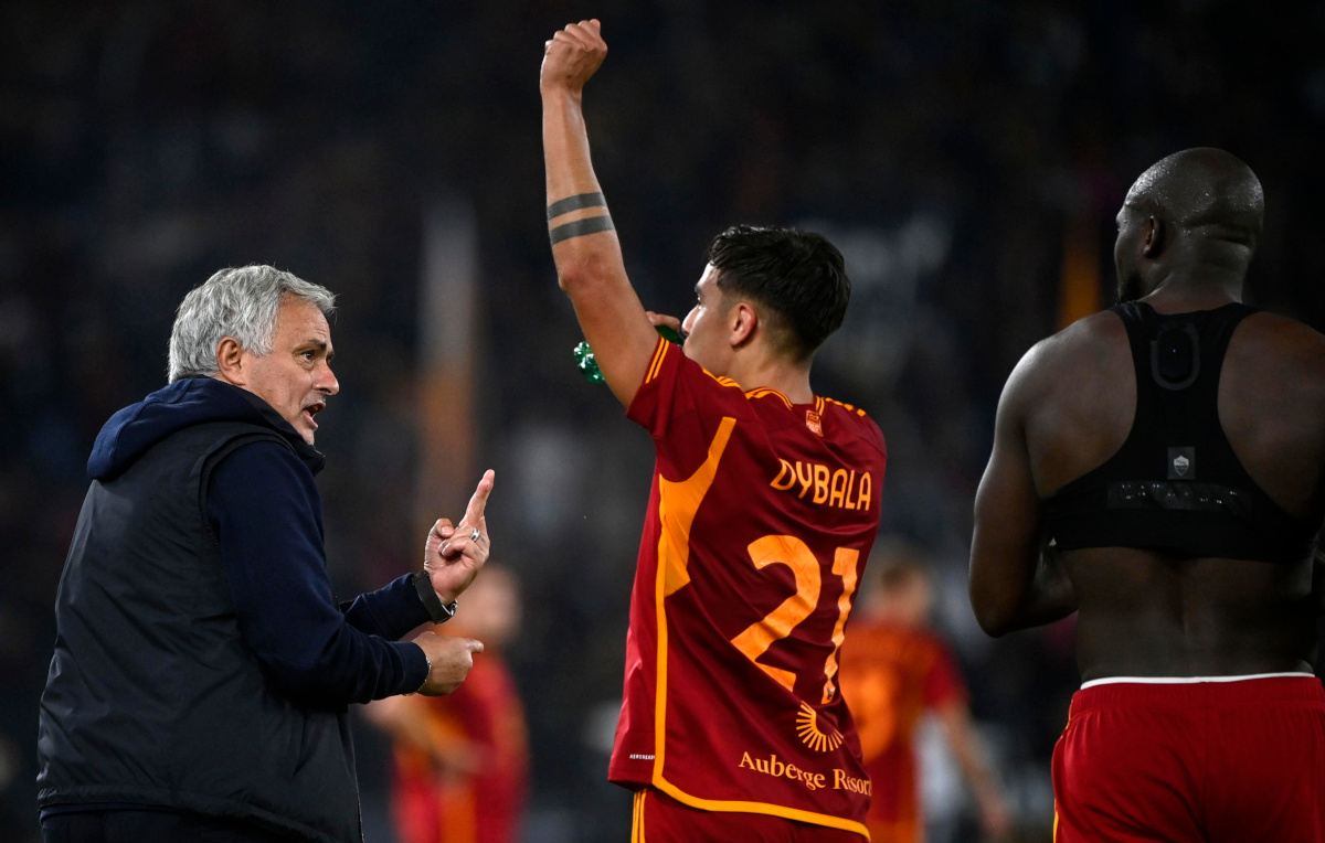 epa10959783 Roma's head coach Jose Mourinho (L) celebrates his team's victory with Roma's Paulo Dybala (C) and Romelu Lukaku (R) after the Italian Serie A soccer match between AS Roma and US Lecce at the Olimpico stadium in Rome, Italy, 05 November 2023.  EPA-EFE/Riccardo Antimiani