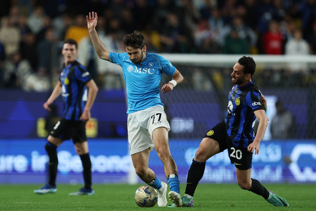 Arsenal or PSG | Who would Inter rather face in the Champions final? 13 RIYADH, SAUDI ARABIA - JANUARY 22: Khvicha Kvaratskhelia of SSC Napoli battles for possession with Hakan Calhanoglu of FC Internazionale during the Italian EA Sports FC Supercup Final match between SSC Napoli and FC Internazionale at Al-Awwal Stadium on January 22, 2024 in Riyadh, Saudi Arabia. (Photo by Yasser Bakhsh/Getty Images)