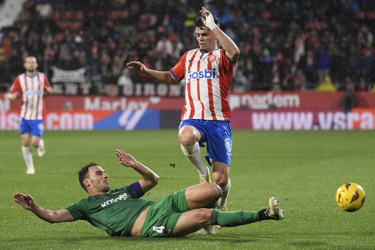 Napoli step up pursuit of La Liga starlet to beat Juventus competition 6 Osasuna's Spanish defender #04 Unai Garcia (L) tackles Girona's Spanish defender #03 Miguel Gutierrez during the Spanish league football match between Girona FC and CA Osasuna at the Montilivi stadium in Girona on March 9, 2024. (Photo by Josep LAGO / AFP) (Photo by JOSEP LAGO/AFP via Getty Images)