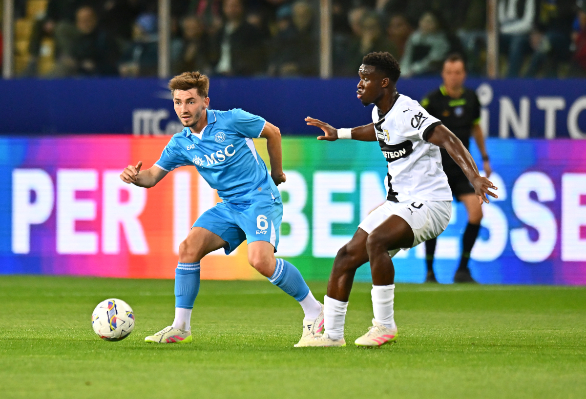 Serie A | Parma 0-0 Napoli: Unlucky Partenopei still cling to top spot 111 PARMA, ITALY - MAY 18: Billy Gilmour of Napoli runs with the ball under pressure from Mandela Keita of Parma Calcio during the Serie A match between Parma and Napoli at Stadio Ennio Tardini on May 18, 2025 in Parma, Italy. (Photo by Alessandro Sabattini/Getty Images)
