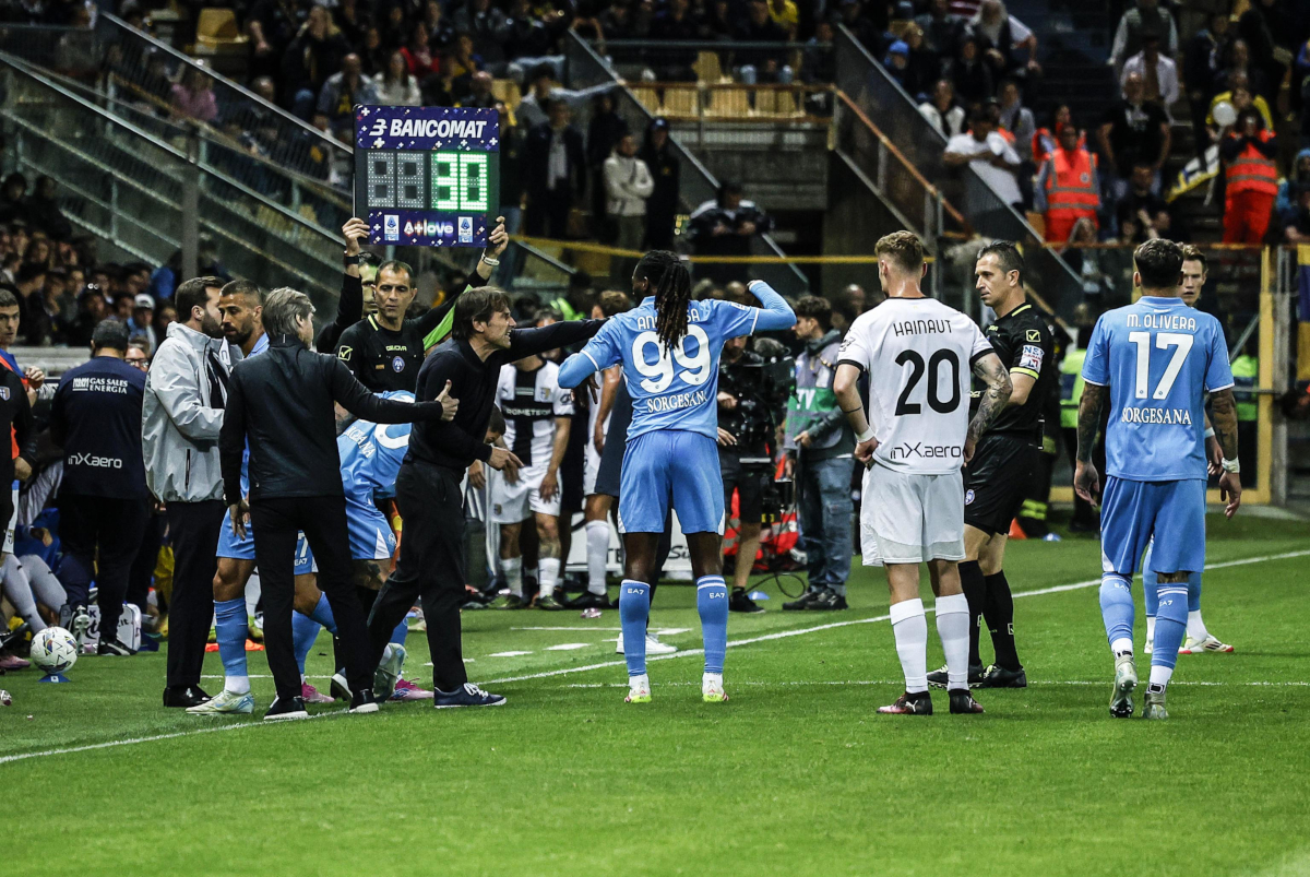 Conte on verge of Napoli glory: ‘I am exhausted, most difficult season of my career’ 8 epa12115184 Napoli's coach Antonio Conte (C-L) interacts with referee Daniele Doveri (2-R) during the Italian Serie A soccer match between Parma Calcio and SSC Napoli, in Parma, Italy, 18 May 2025. EPA-EFE/ELISABETTA BARACCHI