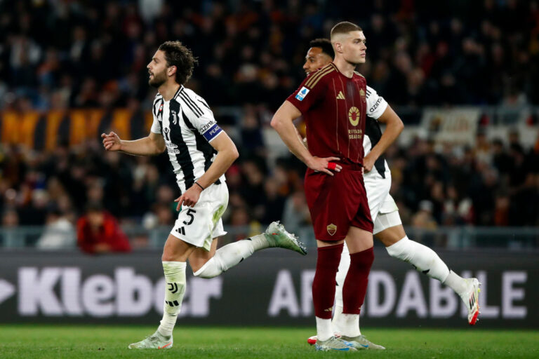 epa12014617 Juventus Manuel Locatelli jubilates after scoring the opening goal during the Italian Serie A soccer match AS Roma vs Juventus FC at Olimpico stadium in Rome, Italy, 06 April 2025. EPA-EFE/ANGELO CARCONI