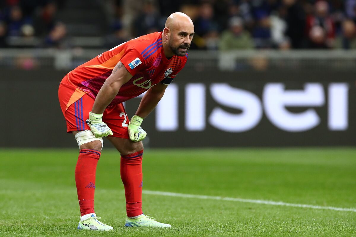 MILAN, ITALY - DECEMBER 23: Pepe Reina of Como 1907 looks on during the Serie A match between FC Internazionale and Como 1907 at Stadio Giuseppe Meazza on December 23, 2024 in Milan, Italy. (Photo by Marco Luzzani/Getty Images)