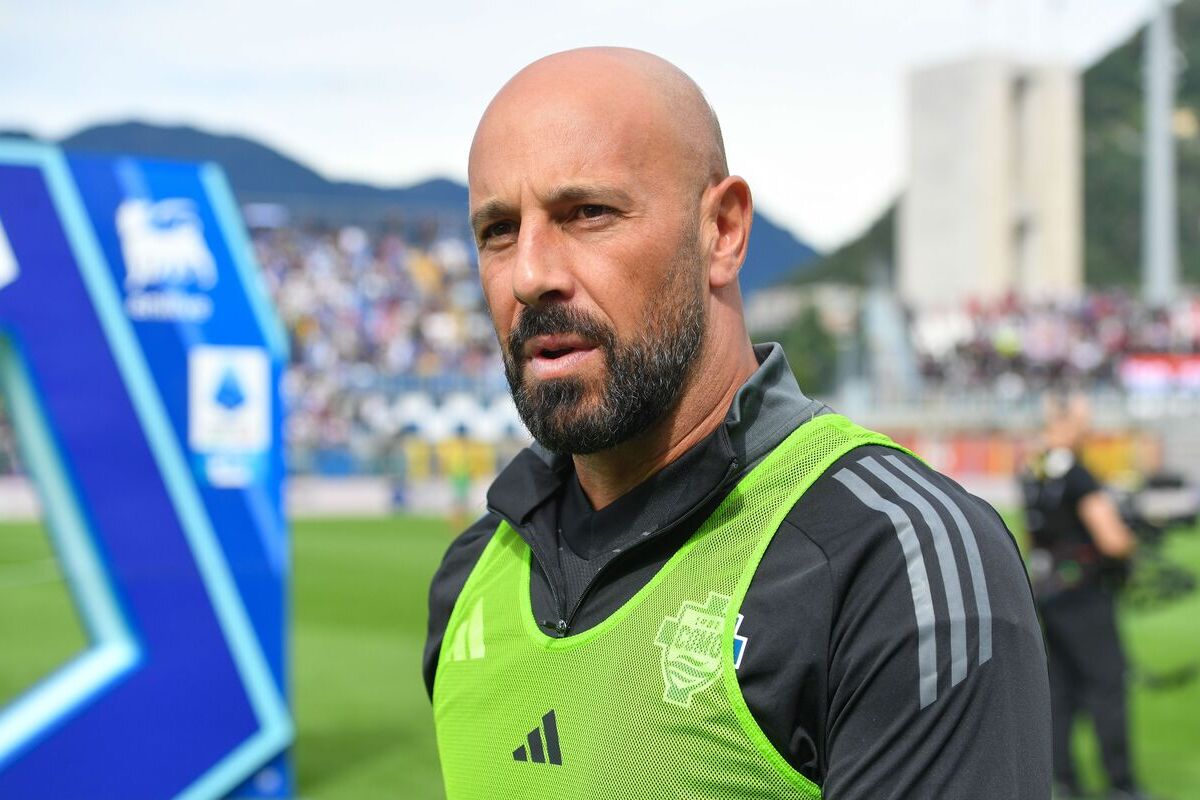 COMO, ITALY - SEPTEMBER 14: Pepe Reina of Como 1907 ahead of the Serie A match between Como and Bologna at Stadio G. Sinigaglia on September 14, 2024 in Como, Italy. (Photo by Chris Ricco/Getty Images)