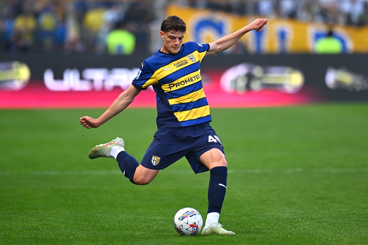 PARMA, ITALY - APRIL 05:Giovanni Leoni of Parma Calcio in action during the Serie A match between Parma and FC Internazionale at Stadio Ennio Tardini on April 05, 2025 in Parma, Italy. (Photo by Alessandro Sabattini/Getty Images)